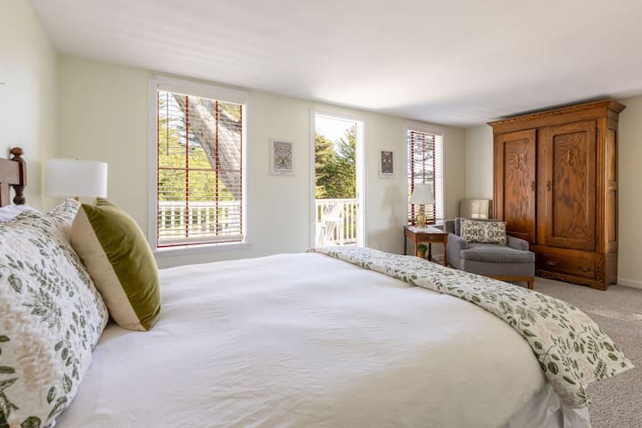 חדר השינה הזה הפונה מזרחה הוא מרווח, חמים ומציע מרפסת נוף עם מקומות ישיבה באדירונדק.