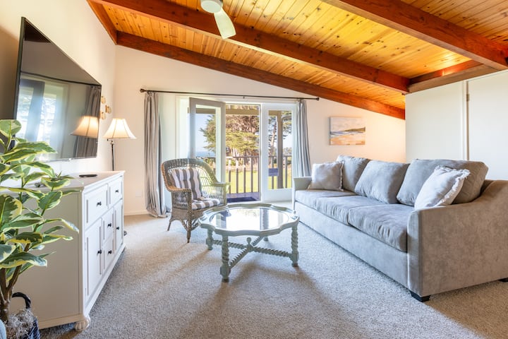 חדר הקומתיים! חדר גדול בקומת הקרקע הזה מציע ספה זוגית נפתחת, מיטת קומתיים עם מיטת קווין סייז ומיטת טרנדל. מיטת יחיד תחובה בפינה נוחה. אפשר להשתמש בזה כדי לישון עד 7 אנשים או לתת למשפחה שזקוקה לקצת פרטיות.