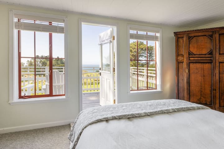 חדר השינה בקומה השנייה הפונה מערבה, שטוף שמש ומציע נופים מרהיבים מכל מקום. הפטיו מציע נוף עוצר נשימה של האדמה והאוקיינוס.