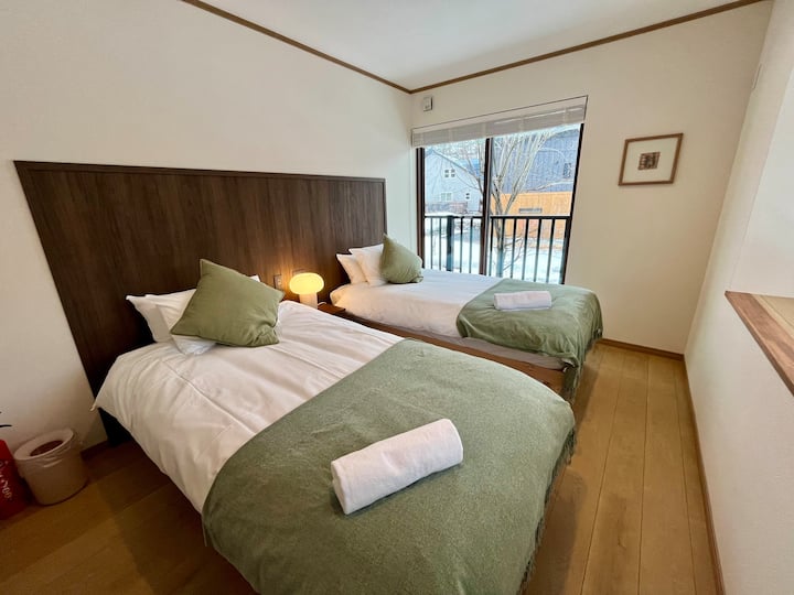 Pripremit će se s 2 jednostruka kreveta ili 1 bračnim krevetom.