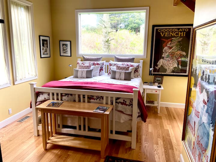 主卧配备加大双人床。