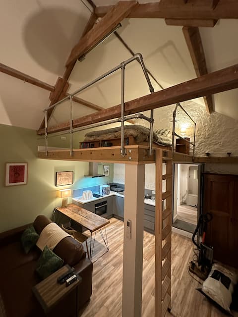 Popular Airbnb listing: The Apple Loft - part of a 16th Century estate. in North Somerset