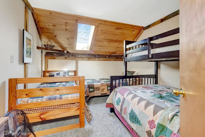 二楼卧室，配备一套双层床和2张额外的单人床。 