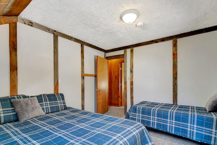 二楼主卧配备加大双人床和单人床。 也可以用作沙发床。