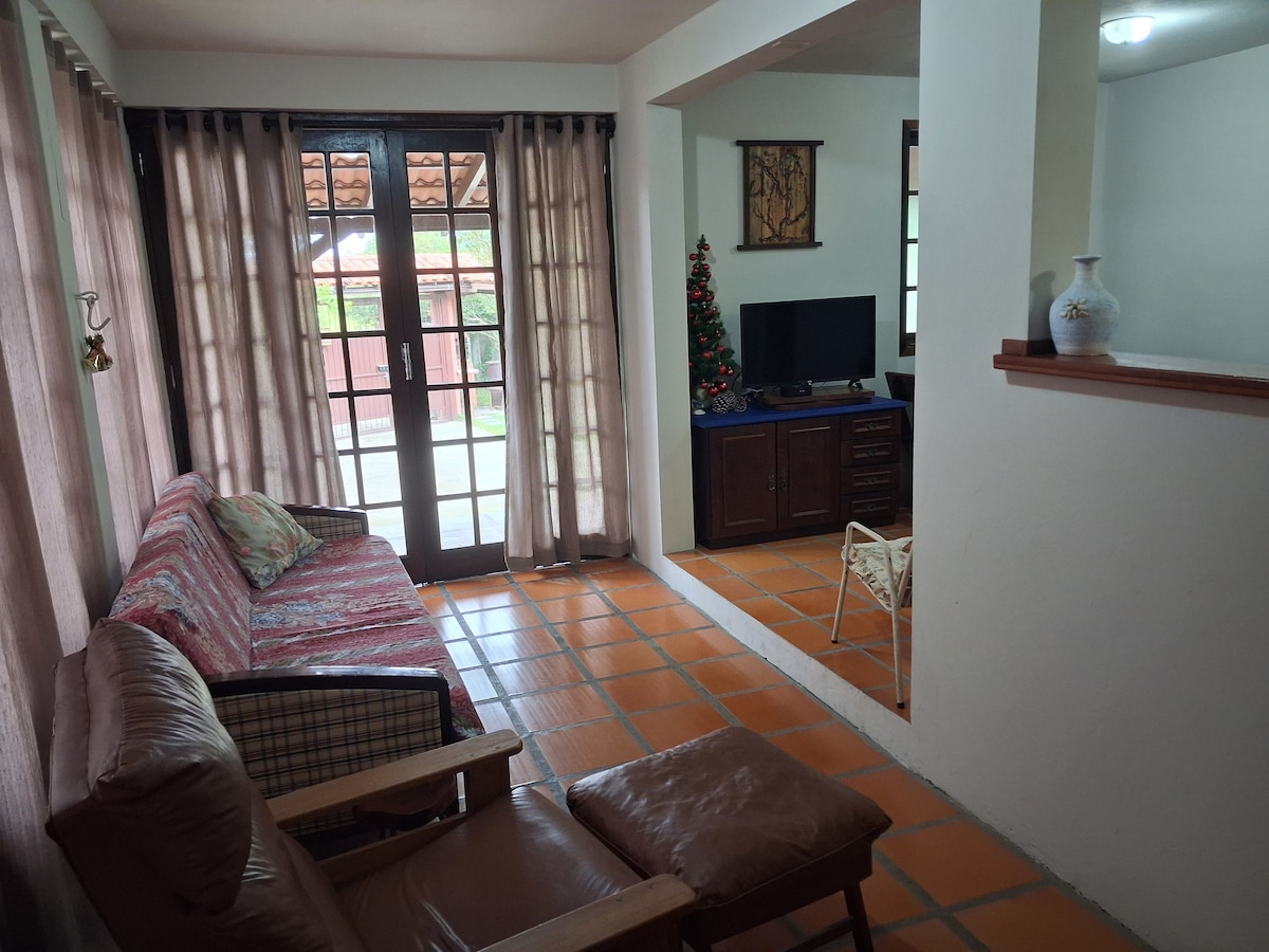 غرفة في الطابق السفلي بسرير أريكة. 