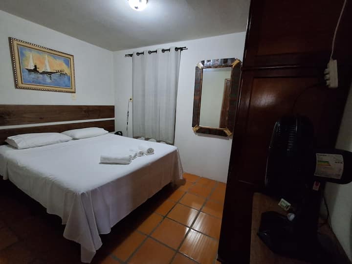 Dhoma 3 në katin përdhes me 1 krevat dopio "queen", 1 gardërobë, 1 ventilator dhe 1 kondicioner të ndarë.  