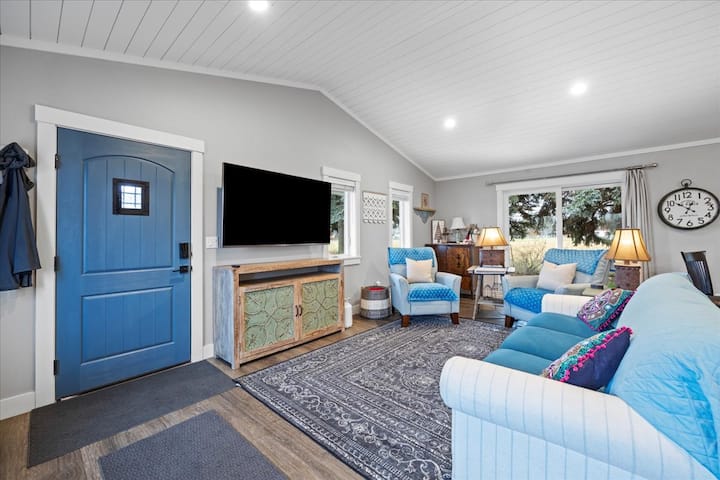 Este espacio de estar es algo especial con un techo abovedado de shiplap y muebles acogedores. ¡Crea el ambiente perfecto para relajarte y entretenerte! Relájate en los elegantes sillones reclinables de La-Z o estira en el sofá cama extraíble.