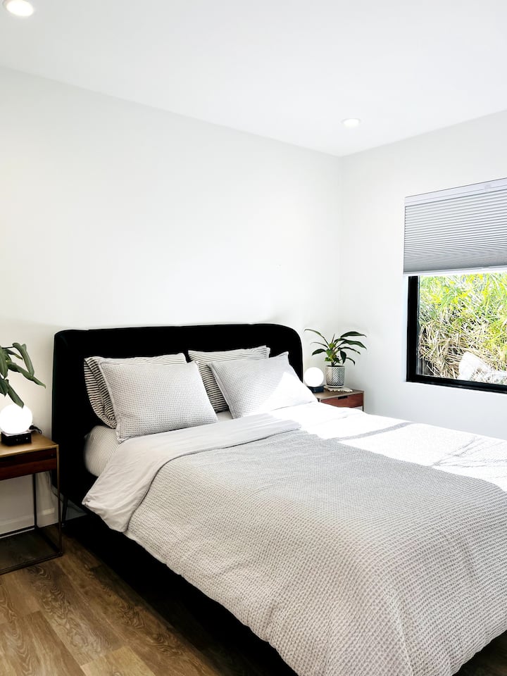 Godoro la starehe la malkia wa povu la kumbukumbu na luva za kuzima. 