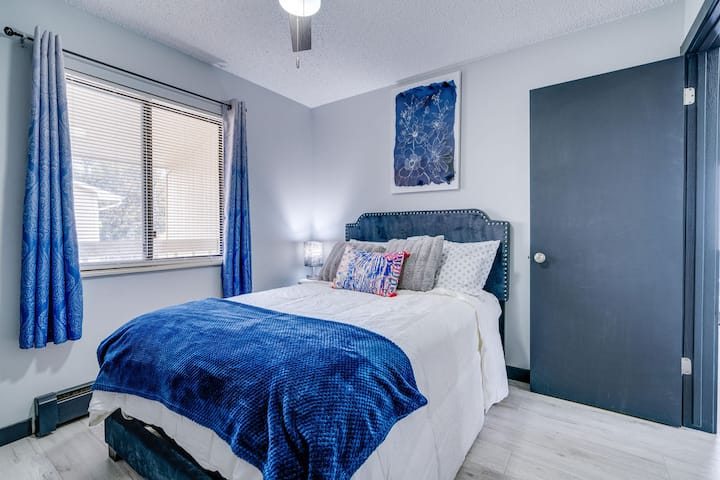 Втората спална соба, со удобен целосен кревет, гардеробер, плакар, огледало, ноќно шкафче и завеси за затемнување.