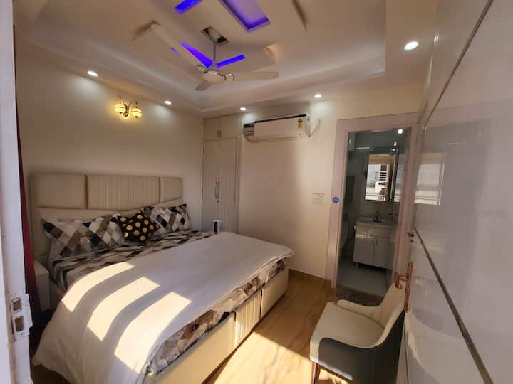 غرفة نوم رئيسية مع مكيف هواء ومنفاخ حراري محمول وحمام كامل ملحق