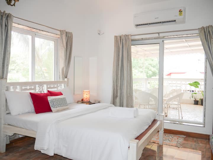 Glavna spavaća soba izravno se otvara na veliko dvorište s prekrasnim pogledom na zelenilo. 