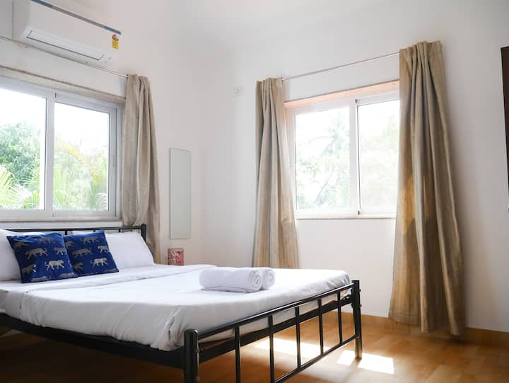 5. spavaća soba s bračnim krevetom, klima-uređajem i ormarom s 2 vrata.