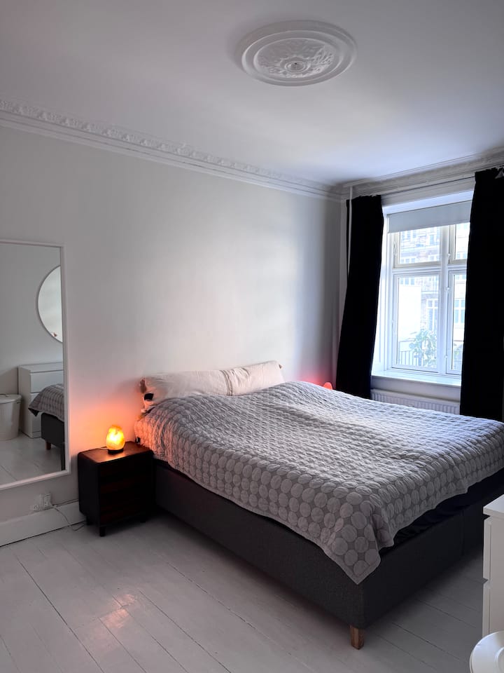 חדר שינה נעים עם מנורות מלח מהרי ההימלאיה לאווירה נעימה בערב + ארון מרווח 