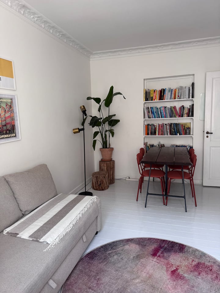 סלון מרווח עם שולחן אוכל לארבעה ואזור עבודה עם שולחן עבודה מתכוונן 