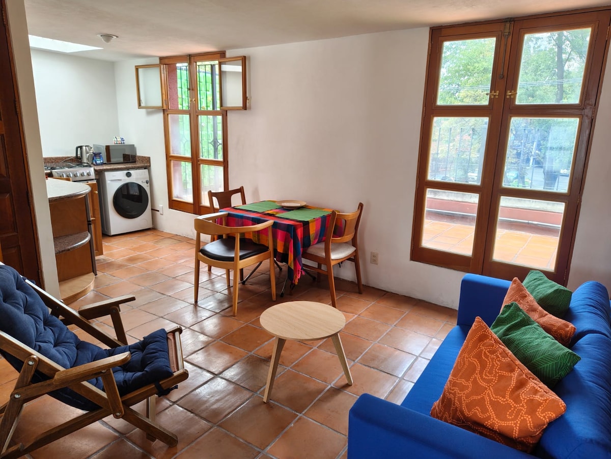 Уютно жилищно пространство с двуместен диван и шезлонг. Маса с три места и пълна кухня с газова печка и фурна, микровълнова печка, мини хладилник.