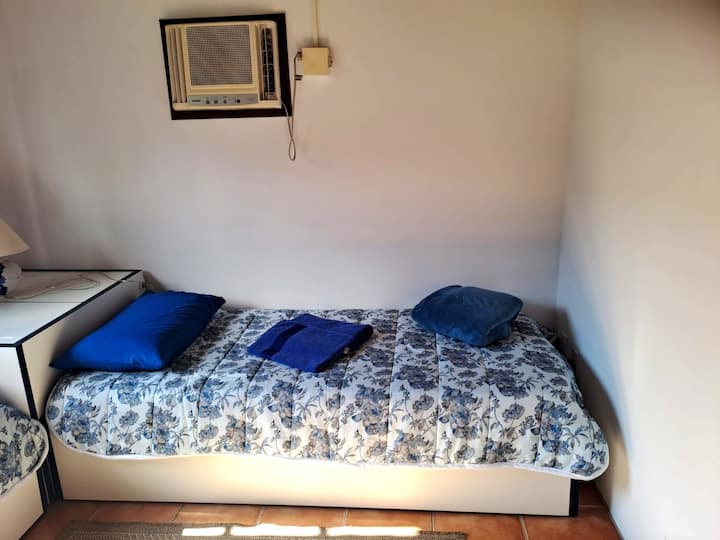 Lit confortable avec literie complète et climatisation.