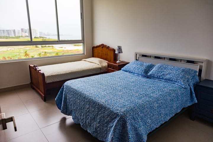 Nuestra habitación auxiliar es una excelente opción, si en tus deseos esta ver espectaculares atardeceres, no te pierdas la oportunidad de disfrutarlos desde tu propia habitación con ventanales al exterior que capturan todo detalle.