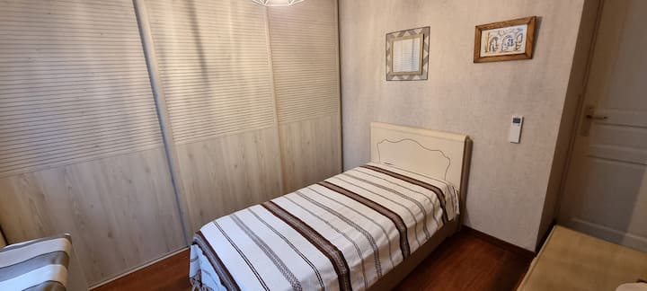 Спална соба 2 на приземје со кревет во фиока, биро и пијано