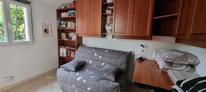 Спална соба 3 на приземје со кауч на спуштање и биро