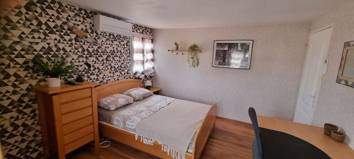 Спална соба 1 на 1 кат со биро и телевизор