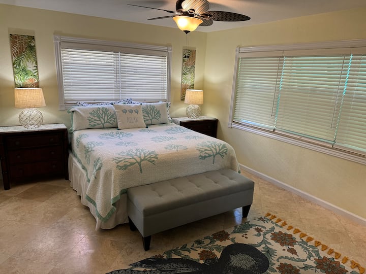 בסוויטה הראשית יש כרית, חלק עליון, מיטת קינג סייז, רצפת שיש, ארון מראה מותאם אישית גדול.