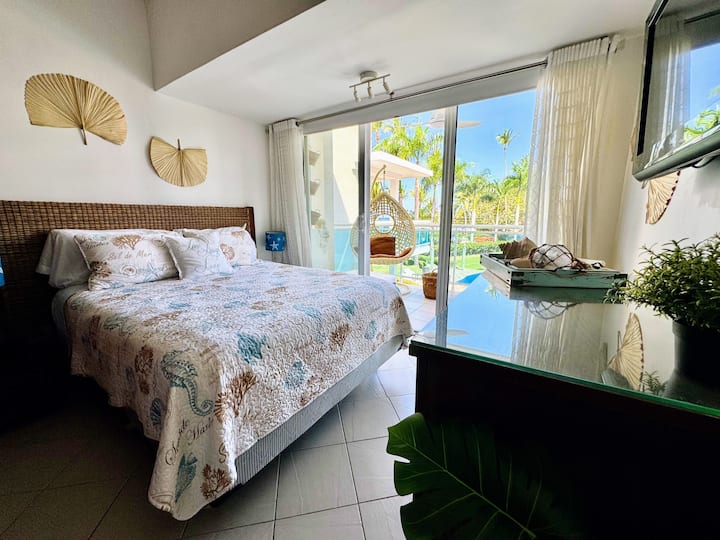 殖民风格的客房配有舒适的标准双人床、衣柜和梳妆台，可存放您的衣服，并俯瞰私人露台，在秋千椅上休息，欣赏海滩和泳池。
空调。