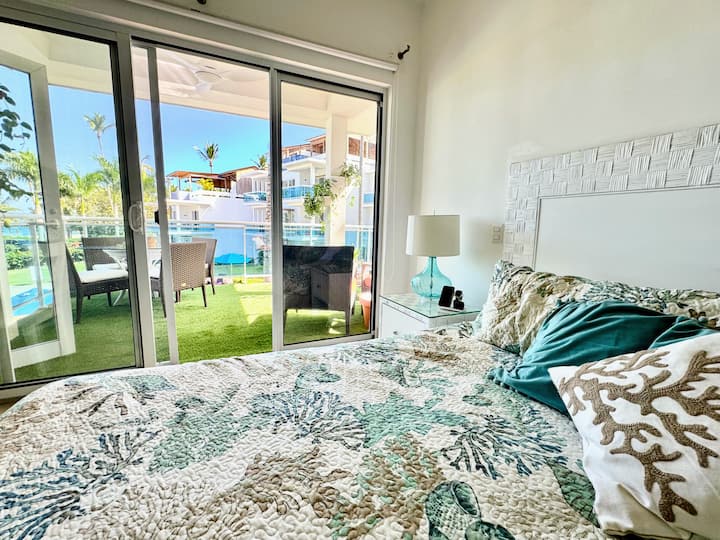 主卧配备1张2米宽双人床、可存放衣服的衣柜、带套房浴室的桌子，可俯瞰露台
配有风扇和空调。
窗帘和百叶窗可以让房间过夜变暗。