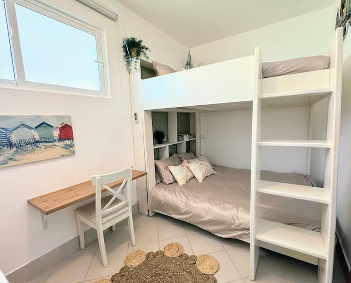 船舶客房配有一张双层床，由两张标准双人床组成，配有一个梳妆台可存放您的物品，如果需要，还有一张书桌可供工作。 卧室配有吊扇和空调。
百叶窗可以使房间变暗。