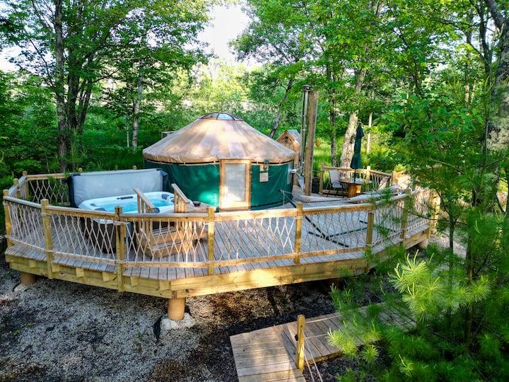 The (Other) Yurt at Echo Hill Farm w/ Hot Tub Spa - Yurts for Rent 