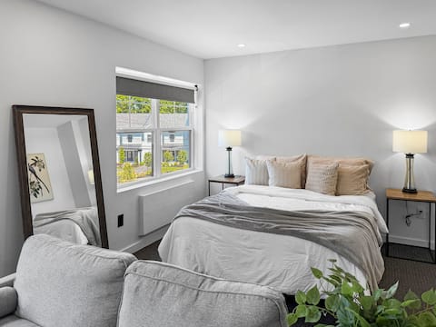 Private Deluxe Studio w/ Kitchenette - 203