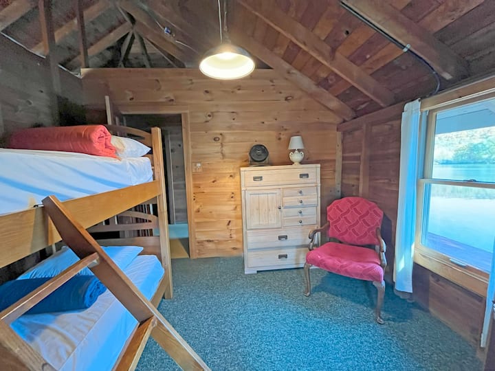 Spálňa 4, 2. poschodie, poschodové postele s 2 samostatnými posteľami.