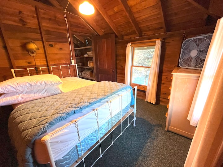 Spálňa 3, 2. poschodie, 1 veľká posteľ.