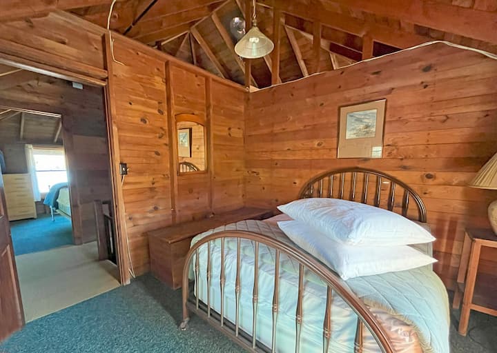 Spálňa 2, 2. poschodie, 1 veľká posteľ.