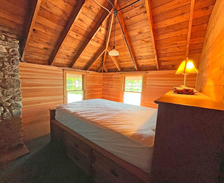 Hlavná spálňa, 2. poschodie, 1 menšia manželská posteľ.