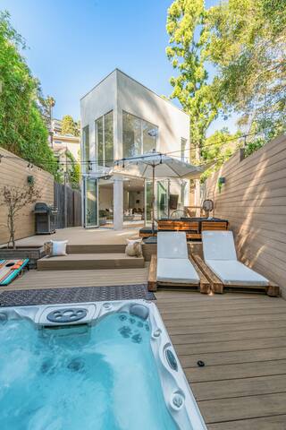 Celebrity Hideout Hollywood Hills Home HotTub+Gym gallery image 2
