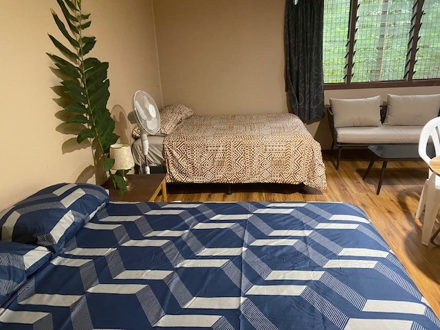 Hii ndiyo sehemu ya chumba cha kulala cha Nyumba iliyotajwa kwenye AirBnb inayofikiwa kupitia njia panda inayofikika kwa viti vya magurudumu 