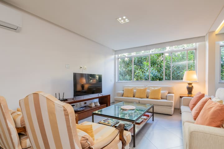 Apto confortável c/garagem/2 quadras praia/Seg.24h