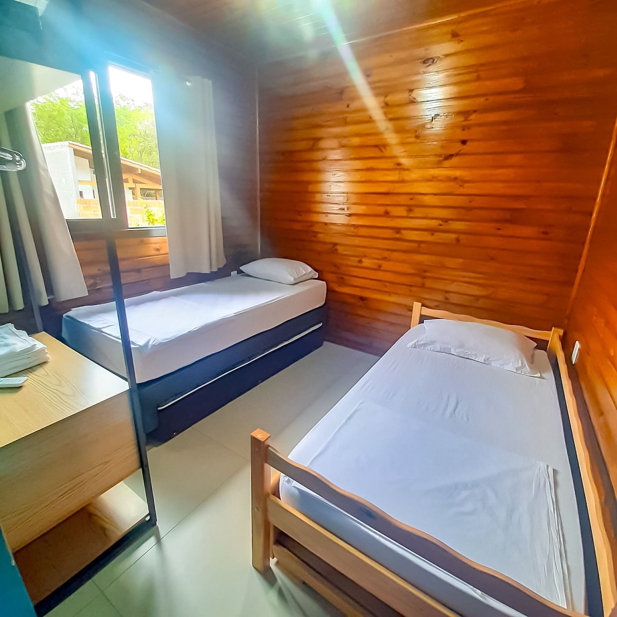 Dy krevate tek me bicama, 1 dollap dhe ajër të kondicionuar.