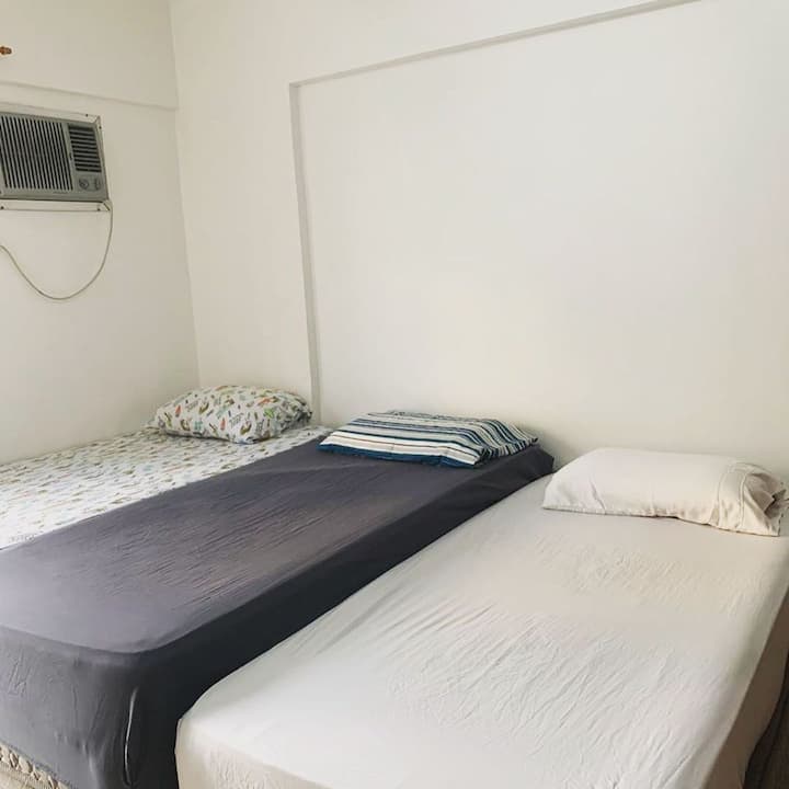 Dormitorio con 3 camas individuales y colchón adicional