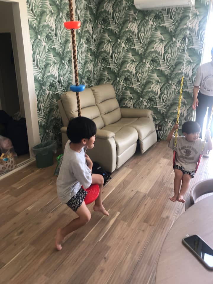 ניתן להתקין נדנדות בסלון לילדים.צריך להגיש בקשה.