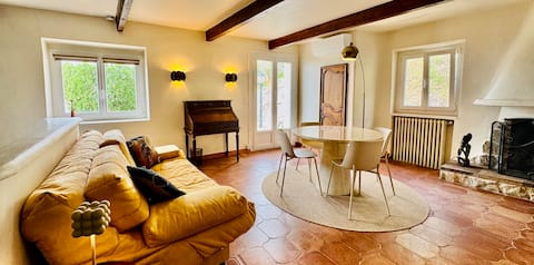 Popular Airbnb listing: Studio Chiquita 60m2 Private Pool Seaview Parking in Gairaut