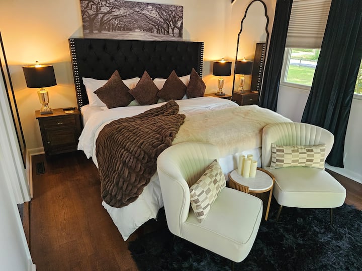 Კეთილი იყოს თქვენი მობრძანება შამპანურის სიზმრებში.. ძირითად საძინებელში არის დიდი ზომის საწოლის ბალიშის ზედა ლეიბი ორი სტილის ბალიში თქვენი კომფორტისთვის ორი პლუშის სკამი დილაობით ყავის დასაგემოვნებლად და ცალკე გემბანზე, რომ ერთად გაატაროთ დრო ვარსკვლავების ქვეშ. 