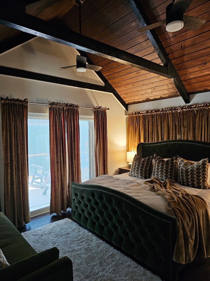 კეთილი იყოს თქვენი მობრძანება Green with Envy bedroom #2-ში, დატკბით დიდი ზომის  საწოლით ბალიშის ზედაპირით და ორი სტილის ბალიშით. კარადა/ საკიდები ხავერდის ოქროს ფარდები სრული ტახტით და გასრიალებული კარები მთავარ ტერასაზე, რომ დატკბეთ კლდოვანი სკამებით