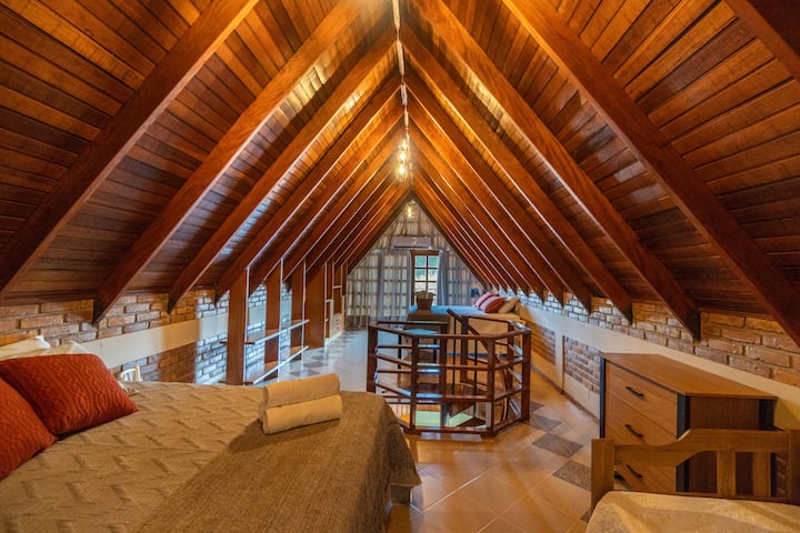 โบสถ์หลังที่ 4 น่าทึ่งมาก! ที่ชั้นบนสุดของชาเลต์ที่มีวิวที่สมบูรณ์แบบของที่พักเป็นที่ชื่นชอบของเด็กและวัยรุ่น 
ประกอบด้วยเตียงคิงไซส์ 1 หลังเตียงควีนไซส์ 1 หลังและเตียงเดี่ยว 2 หลัง