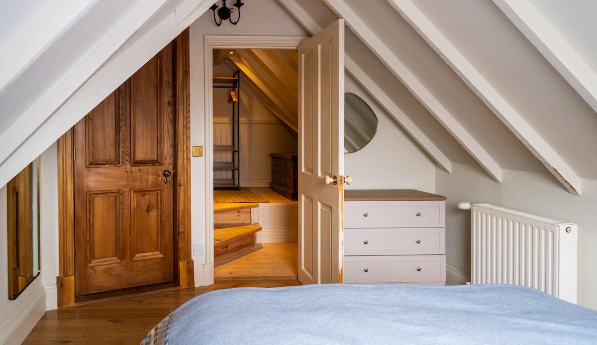 חדר שינה כפול עם ארון אחסון גדול