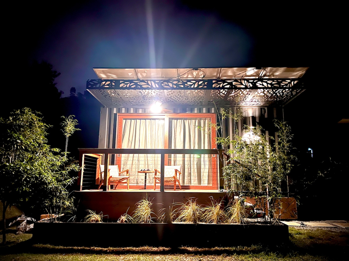 ESTUDIO SERENO (Habitación #3): un estudio independiente separado que aumenta la capacidad de Cabaña Serena hasta para ocho personas.  Para acceder a esta opción, es necesario que se seleccionen 8 huéspedes en la plataforma. Se aplican $ adicionales ***