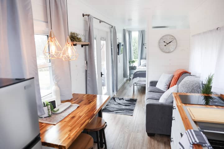 #39 The Hideaway Container Tiny Home | Hot Tub - ペンシルベニア州