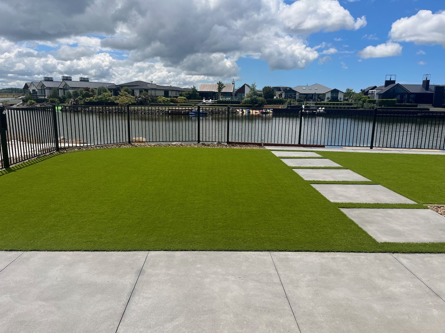 Lakefront Sleeps 14, Games, Spa, Jetty & Beach 5