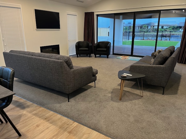Lakefront Sleeps 14, Games, Spa, Jetty & Beach - 애쉬버턴