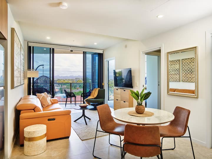 Dhomë ndenjjeje me pamje. Divani i sallonit dhe zona e ngrënies.